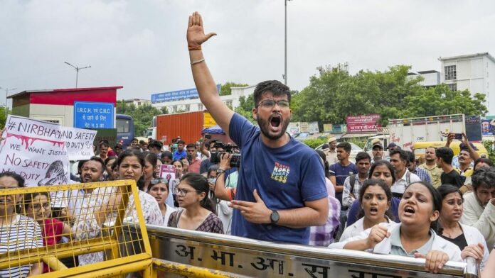 கொல்கத்தா மருத்துவர் கொலை: காவல்துறை லஞ்சம் கொடுக்க முயன்றதாக பெண்ணின் தந்தை குற்றச்சாட்டு