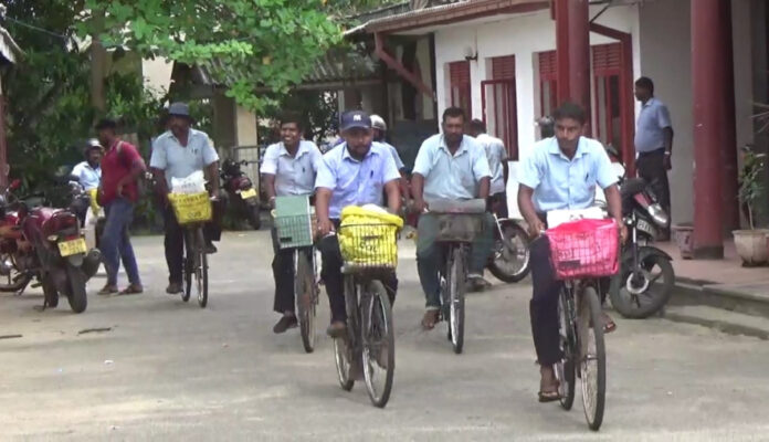 வாக்காளர் அட்டையை விநியோகித்த தபால் ஊழியர் மீது தாக்குதல்