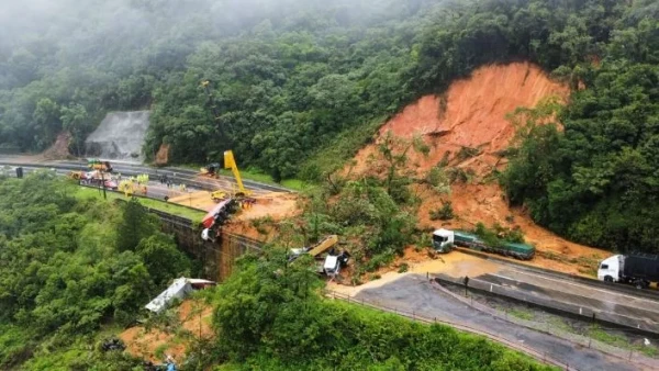 பூண்டுலோயா நுவரெலியா பிரதான வீதியில் பாரிய மண்சரிவு