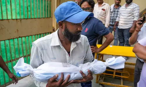 தீ விபத்தில் பல பச்சிளம் குழந்தைகளை காப்பாற்றியவரின் இரட்டை குழந்தைகள் உயிரிழந்த சோகம்