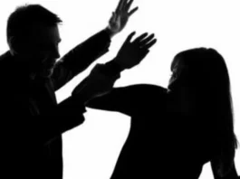 குடும்பத் தகராறு காரணமாக கணவன் தனது மனைவியை துப்பாக்கியால் சுட்டதால் காயம்
