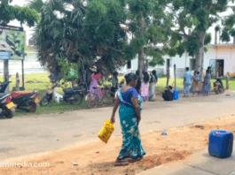 புதுக்குடியிருப்பு பகுதியில் முதியோர் கொடுப்பனவு பெறச் சென்ற முதியவர் ஒருவர் கொடுப்பனவு தர முடியாதென துரத்தப்பட்ட சம்பவம் - அரச ஊழியர் அடாவடி