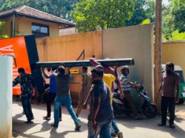 நல்லூர் ஆலய சூழலில் மாநகர சபையின் அனுமதியின்றி திறக்கப்பட்ட அசைவ உணவகத்தின் பெயர் பலகை மாநகர சபையினரால் அகற்றப்பட்டது