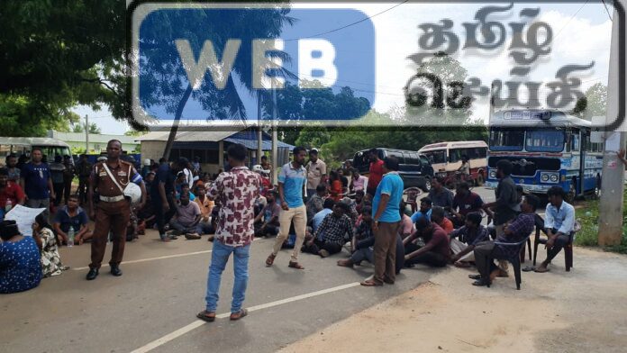 யாழில் வீதி மறியல் போராட்டத்தில் ஈடுபட்ட தனியார் பேருந்து உரிமையாளர்கள்